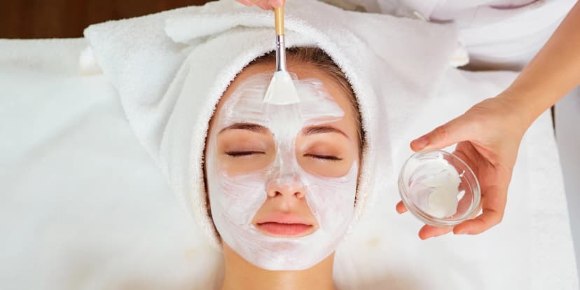 Kosmetické ošetření s hloubkovým čištěním ultrazvukovou špachtlí, chemický peeling i relaxační masáž